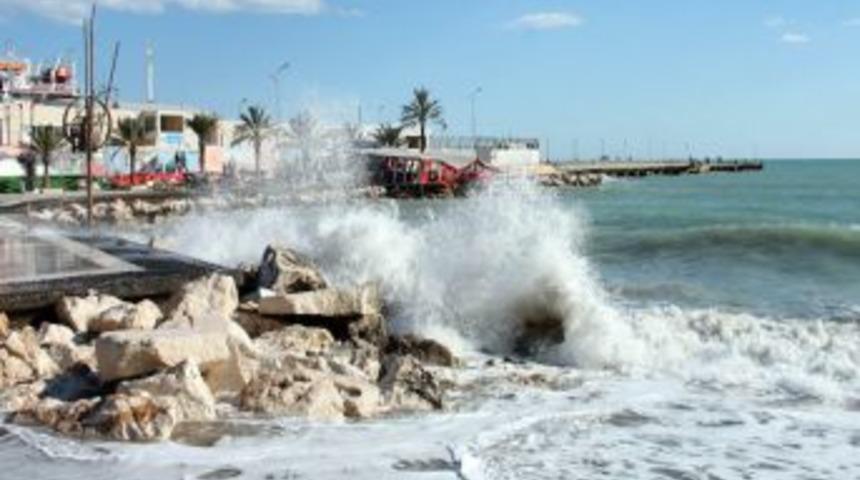 Silifke'de Şiddetli Lodos Ve Fırtına Hayatı Olumsuz Etkiledi