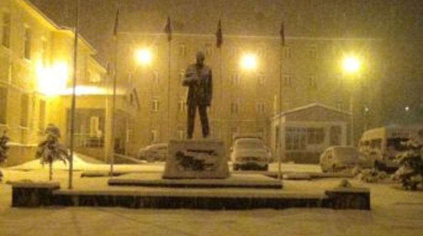 Bitlis&rsquo;te Kar Yağışı Etkili Oluyor