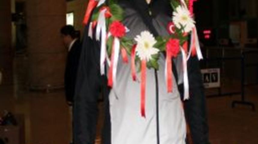 Avrupa Şampiyonu Taha Akg&uuml;l Yurda D&ouml;nd&uuml;