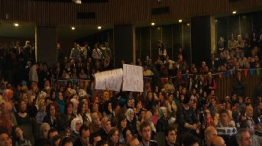 Bosnalı Yetim &Ouml;ğrencinin 'Anne' Şiiri &Ouml;ğretmenini Ağlattı