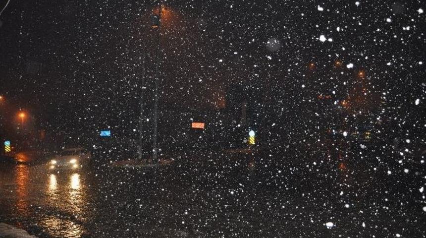 Şırnak'ta Kar Yağışı Vatandaşları Şaşırttı