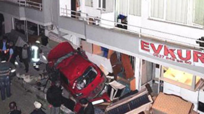 İkizlerin &uuml;zerine otomobil d&uuml;şt&uuml;