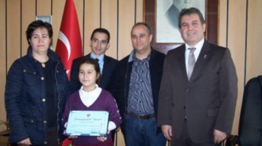 Şampiyon Satran&ccedil;&ccedil;ı Esma Doğa Duran&rsquo;a Şampiyonluk Beratı Verildi