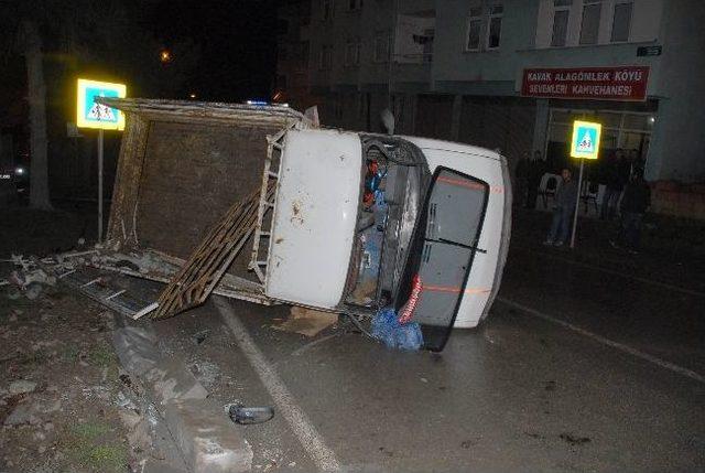 Devrilen Aracın S&uuml;r&uuml;c&uuml;s&uuml; Yaralıları Bırakıp Ka&ccedil;tı 1