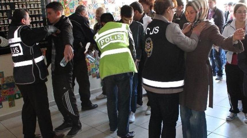 Ygs&rsquo;de Aileler Dışarıda, &Ouml;ğrenciler İ&ccedil;eride Ter D&ouml;kt&uuml;