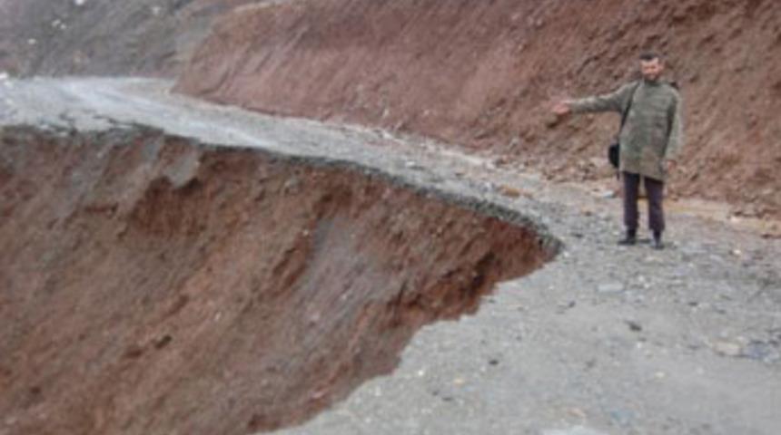 Heyelanda k&ouml;y yolu &ccedil;&ouml;kt&uuml;