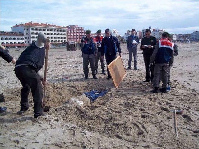 D&uuml;nyaca &Uuml;nl&uuml; Plajda Ceset Bulundu 1