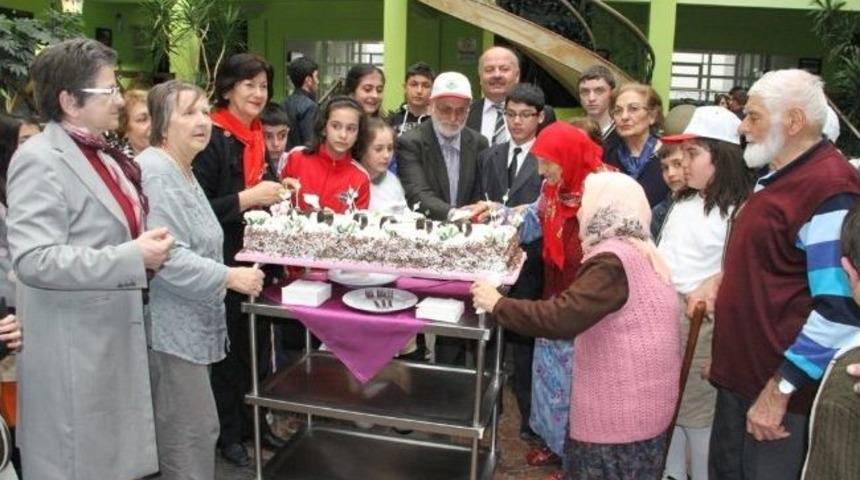 Bilgi Evi &Ouml;ğrencilerinden Huzurevi Sakinlerine Ziyaret