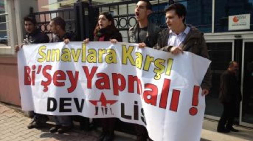 &Ouml;SYM &Ouml;n&uuml;nde Zincirli Protesto