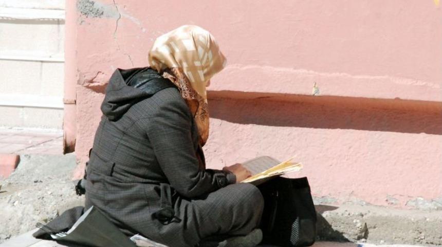 &Ouml;ğrenciler Sınava Girdi, Veliler Dışarıda Dua Etti