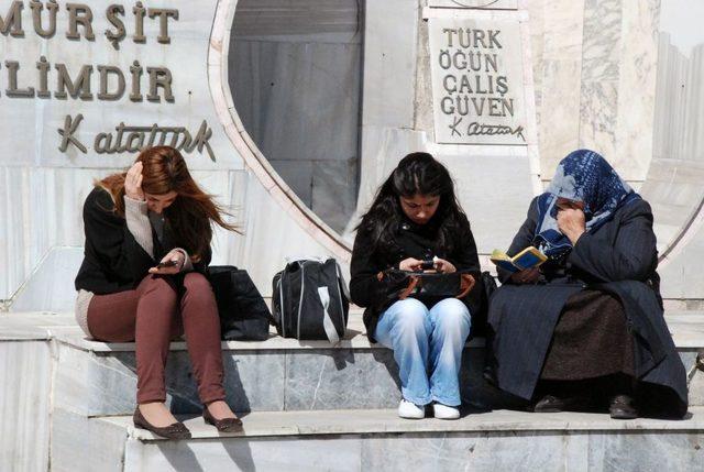 Öğrenciler Sınava Girdi, Veliler Dışarıda Dua Etti 1