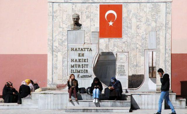 Öğrenciler Sınava Girdi, Veliler Dışarıda Dua Etti 2