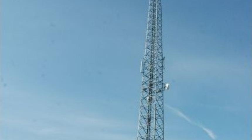 90 Metrelik Direğe &Ccedil;ıkan Şahıs 24 Saattir İnmeye İkna Edilemedi