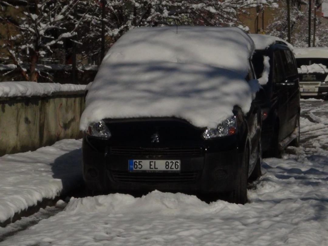 Baharı Bekleyen Bitlisliler G&uuml;ne Karla Uyandı