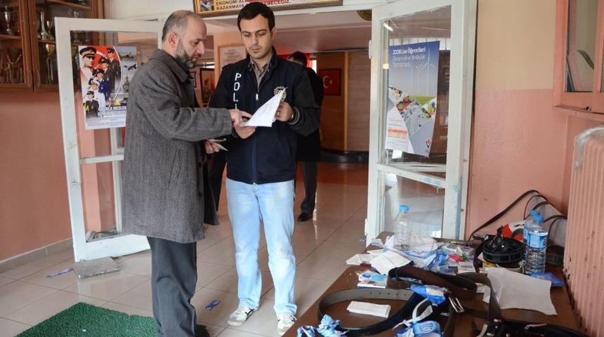 YGS'ye Giren Adaylardan &Ccedil;ıkan Eşyalar Işportacı Tezgahını Andırdı