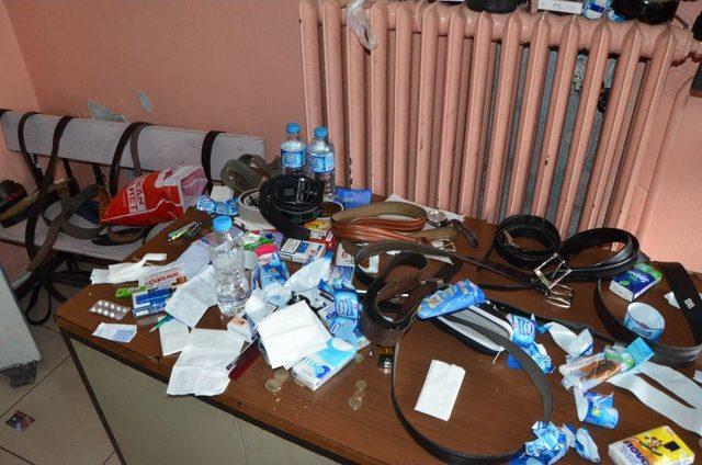 YGS ye Giren Adaylardan &Ccedil;ıkan Eşyalar Işportacı Tezgahını Andırdı 1