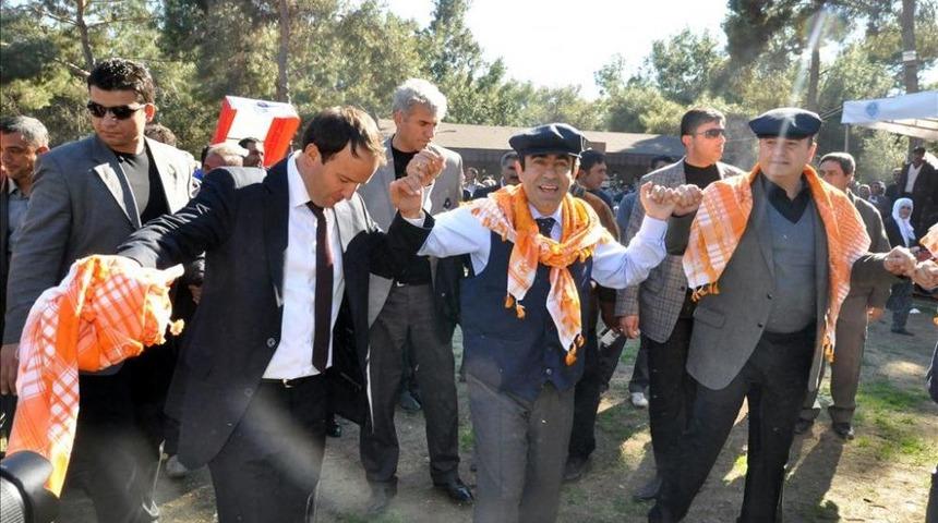 Y&ouml;r&uuml;k Beyi Se&ccedil;ilen Vali, Vatandaşlarla Halay &Ccedil;ekip Yayık Yaydı