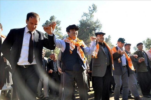 Y&ouml;r&uuml;k Beyi Se&ccedil;ilen Vali, Vatandaşlarla Halay &Ccedil;ekip Yayık Yaydı 1