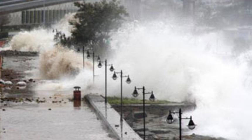 Dev dalgalar yol kapattı