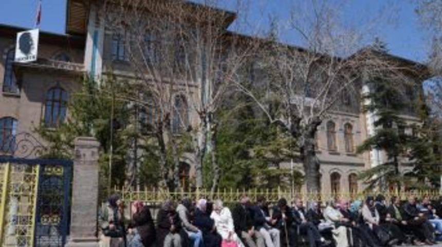 &Ouml;ğrenciler Sınavda, Veliler Okul &Ouml;nlerinde Ter D&ouml;kt&uuml;