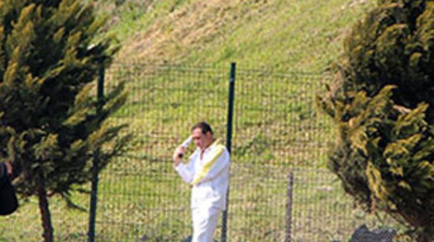 Evinin &ouml;n&uuml;nde başına silah dayadı