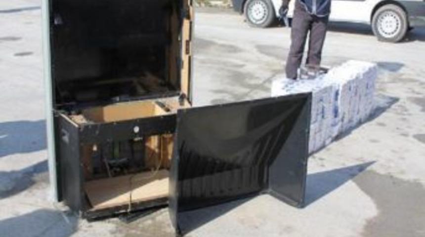 Televizyonun I&ccedil;inden Ka&ccedil;ak Sigara &Ccedil;ıktı