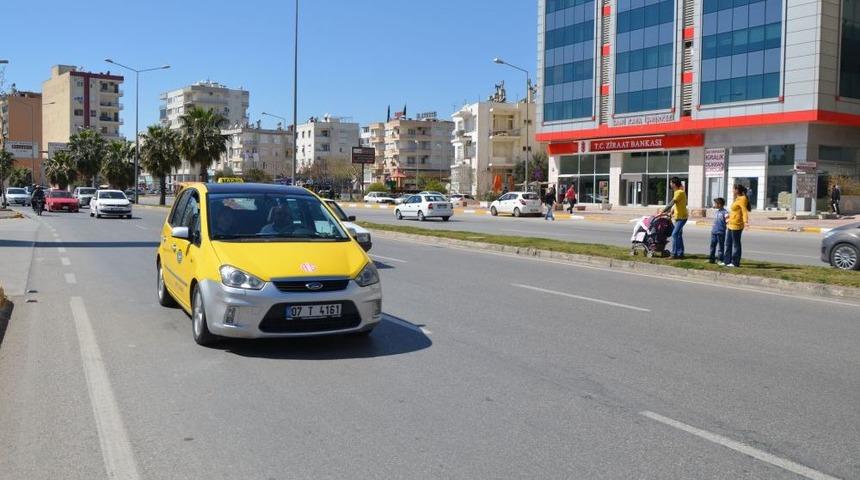&Uuml;stge&ccedil;idi Olmayan Yoldan Ge&ccedil;en Vatandaşlar Hayatını Tehlikeye Atıyor
