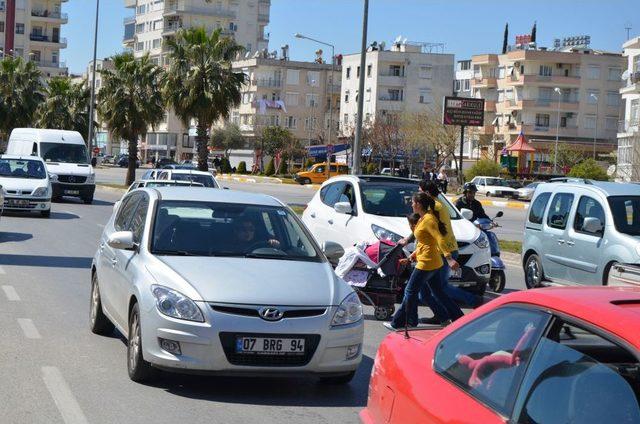 Üstgeçidi Olmayan Yoldan Geçen Vatandaşlar Hayatını Tehlikeye Atıyor