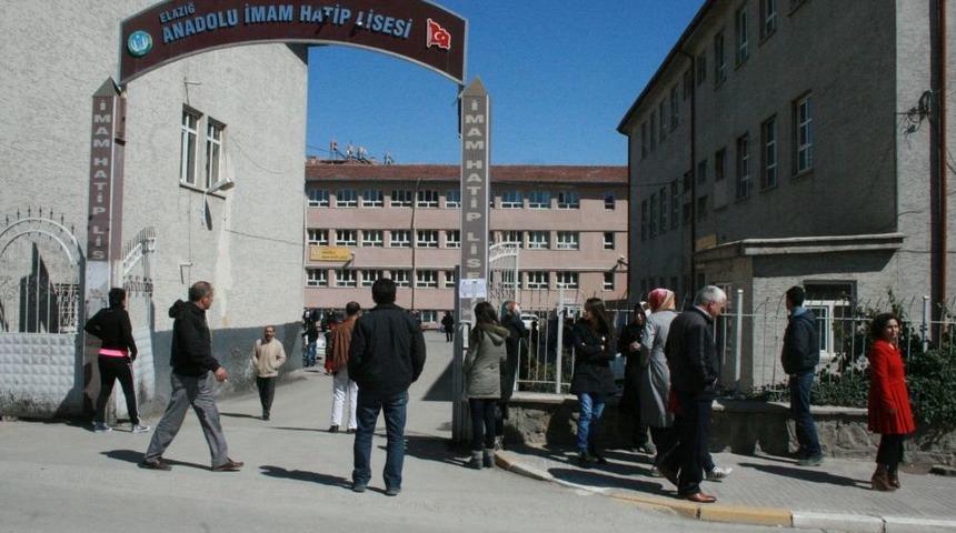 Veliler Dışarıda &Ouml;ğrenciler Ise I&ccedil;eride Terledi