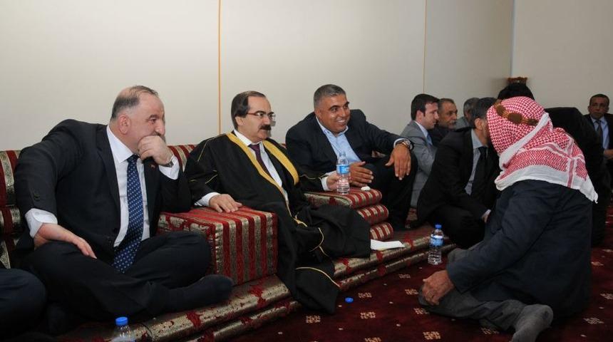 Vali Coş'a Aba Giydirip Mırra I&ccedil;irdiler