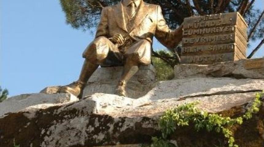 Kaya &Uuml;zerindeki Atat&uuml;rk Heykeli Yetim Kaldı