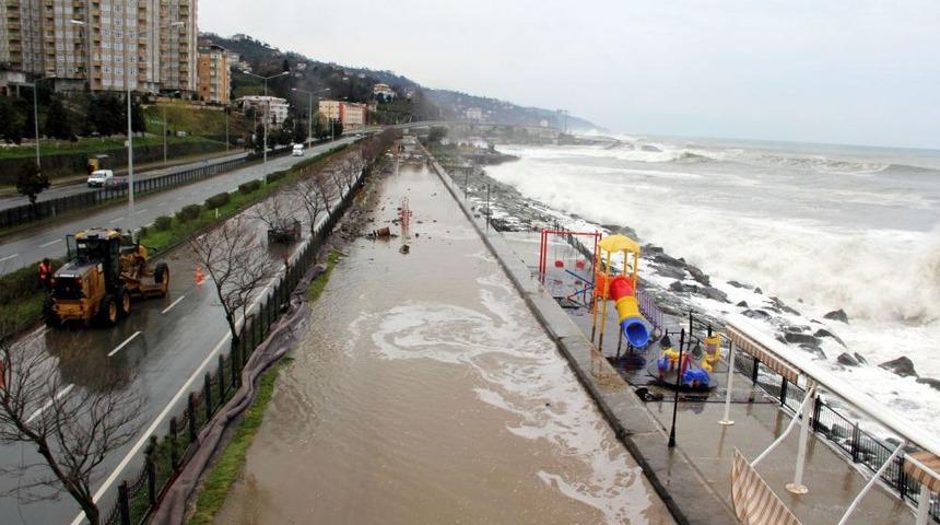 Rize&rsquo;de Dev Dalgalar Maddi Hasara Yol A&ccedil;tı