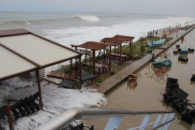 Rize&rsquo;de Dev Dalgalar Maddi Hasara Yol A&ccedil;tı 1