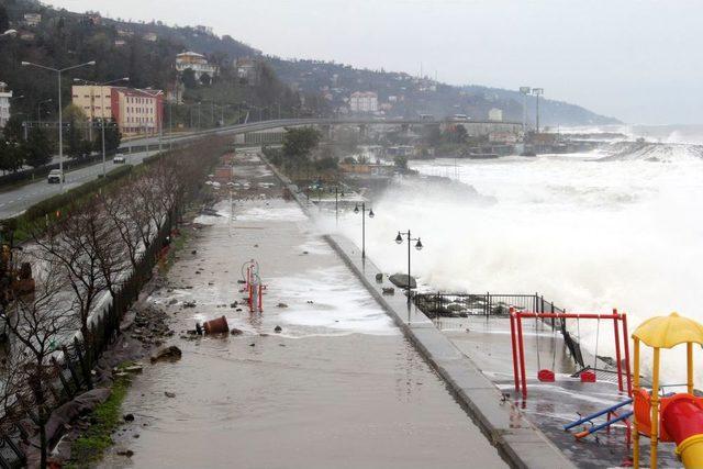 Rize&rsquo;de Dev Dalgalar Maddi Hasara Yol A&ccedil;tı 2