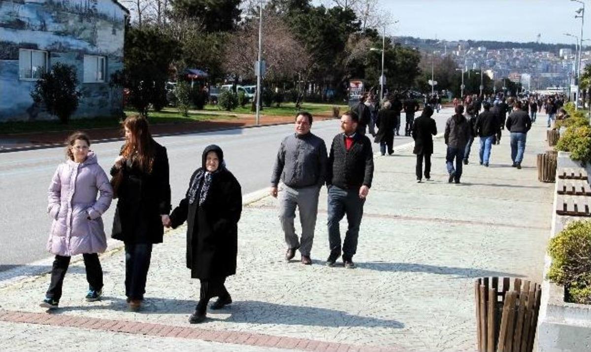 Samsun'da Vatandaşlar Sahile Akın Etti