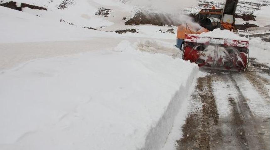 Karla M&uuml;cadele Ekipleri Ygs Mesaisi Yaptı