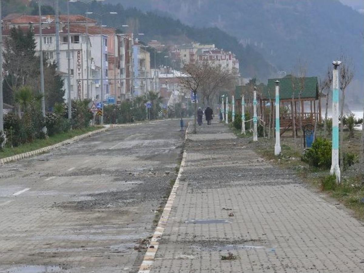 Dalgalar Sahili Delik Deşik Etti