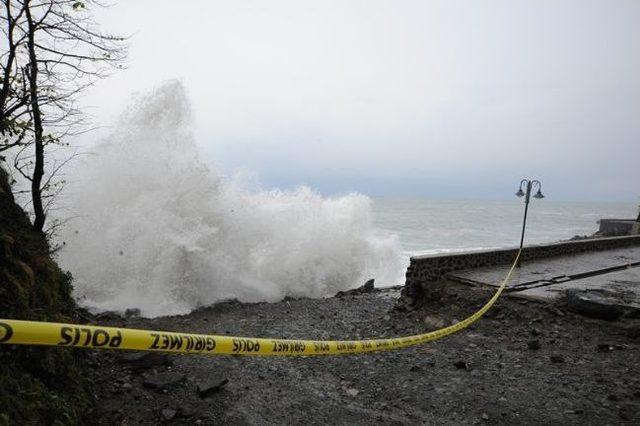 Fırtına İki Otomobili Yuttu 2