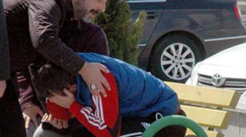 Sınavdaki oğlunu beklerken &ouml;ld&uuml;