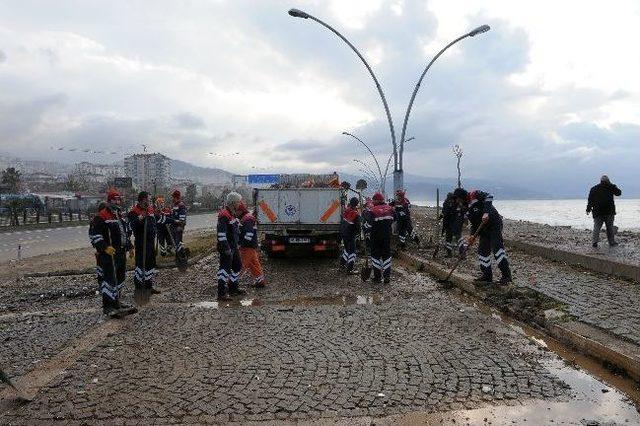 Dev Dalgaların Oluşturduğu Çamur, Taş Ve Moloz Yığınları Temizleniyor