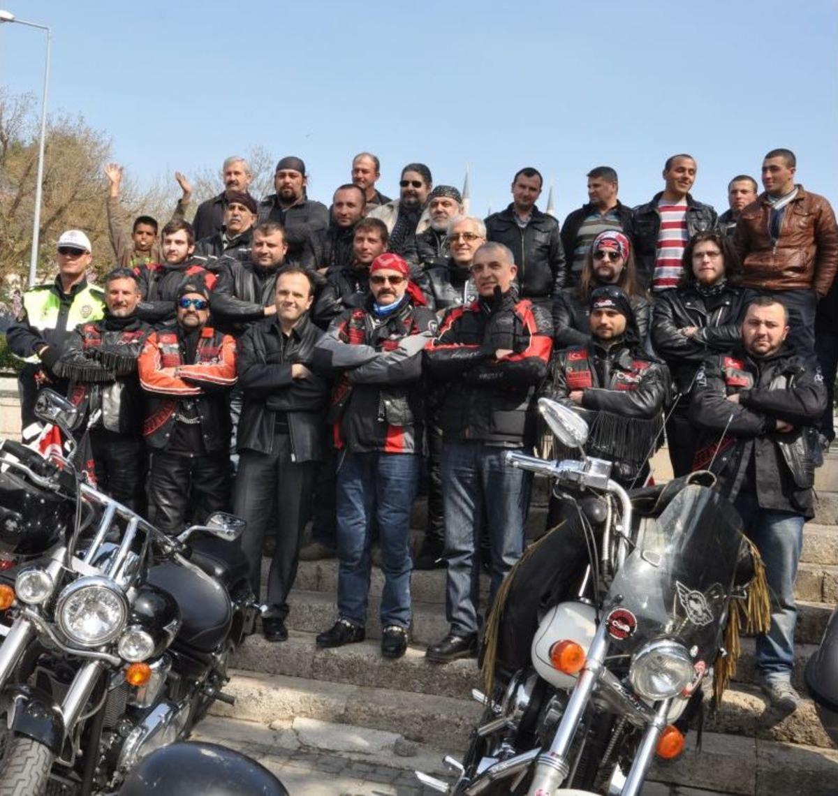 T&uuml;rk Chopper &Uuml;yeleri, G&uuml;venli Motosiklet Kullanıma &Ouml;rnek Oluyor