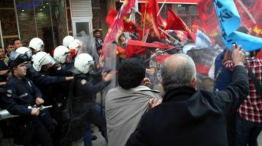 Pankart Sopası Ile Saldıran Gruba Polis M&uuml;dahale Etti