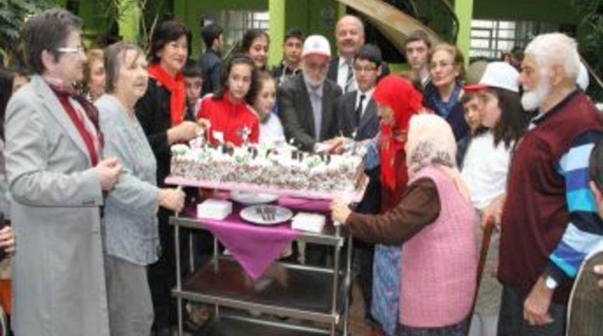 Tiyatro Grubu &Ouml;ğrencileri Yaşlıların Hayat Hikayesini Dinledi