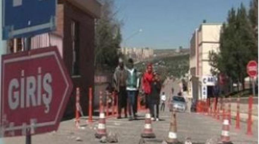 Hastane Girişi Taşlarla Kapatldı