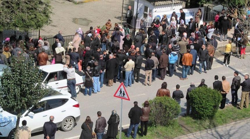 YGS Velilerinin Okul Bah&ccedil;esinde Heyecanlı Bekleyişi