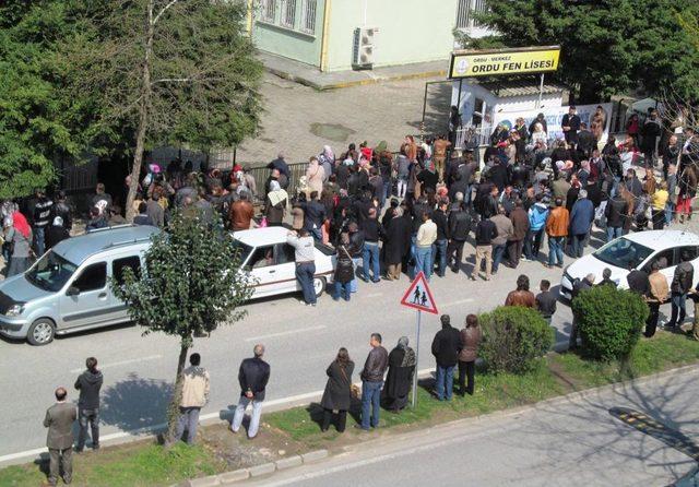 YGS Velilerinin Okul Bah&ccedil;esinde Heyecanlı Bekleyişi 1