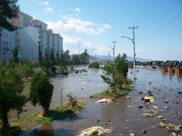 Tirebolu Sahil Yolu, Dev Dalgalar Nedeniyle Ulaşıma Kapandı 2
