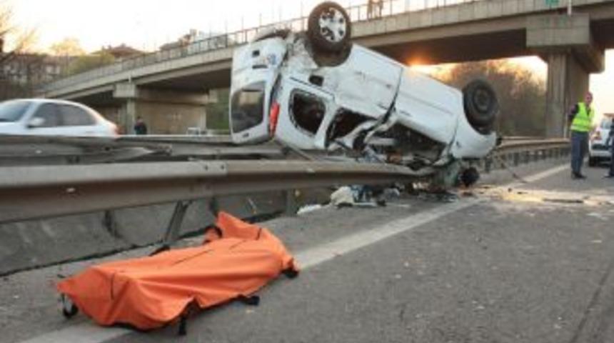 TEM'de Panelvan Takla Attı: 1 &Ouml;l&uuml;, 3 Yaralı