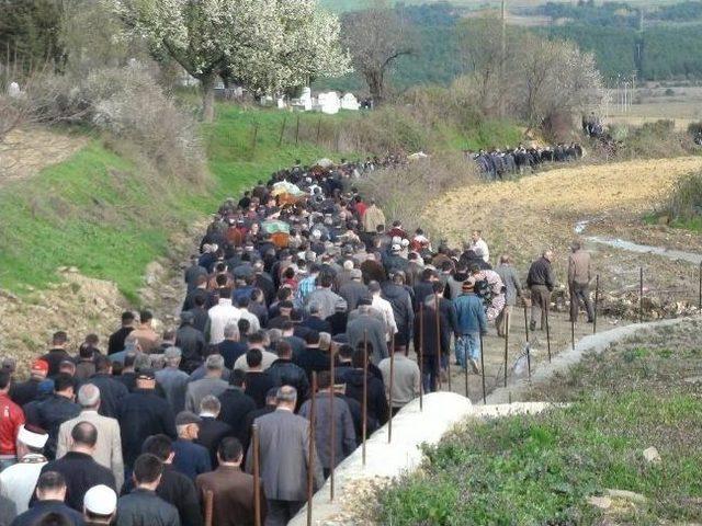 Keşan&rsquo;daki Kazada &Ouml;len 5 Kişi G&ouml;zyaşlarıyla Uğurlandı 1