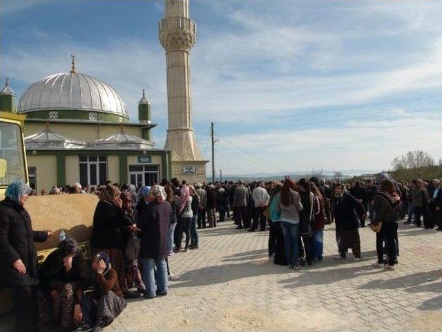 Keşan&rsquo;daki Kazada &Ouml;len 5 Kişi G&ouml;zyaşlarıyla Uğurlandı 2